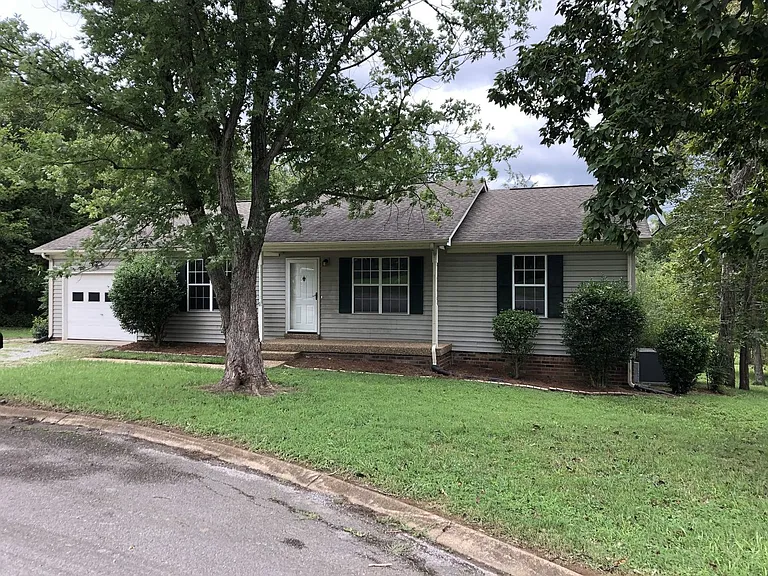 314 Castlewood Dr — Photo 2