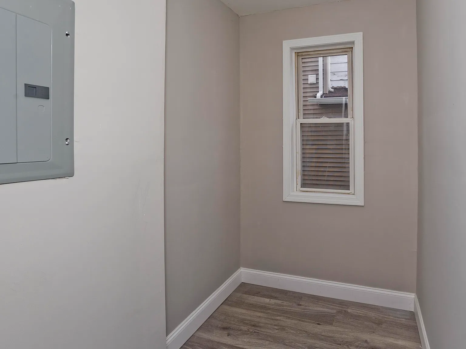 3 bed, 3600 sqft, $2,300 — Photo 4
