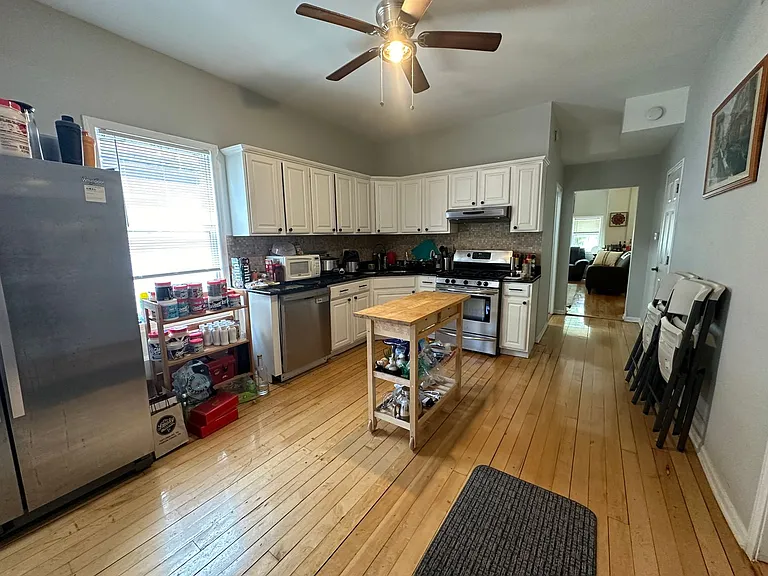 1120 W Roscoe St — Photo 5
