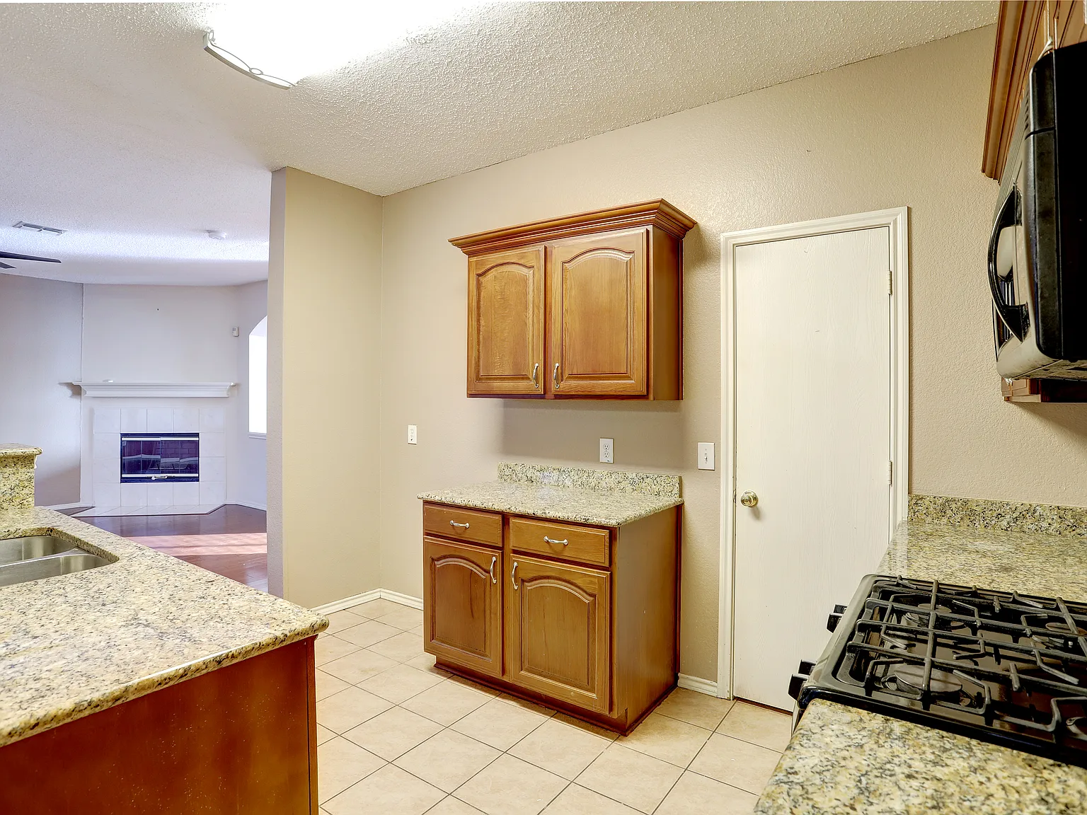 4 bed, 2.5 bath, 2735 sqft, $2,900 — Photo 4