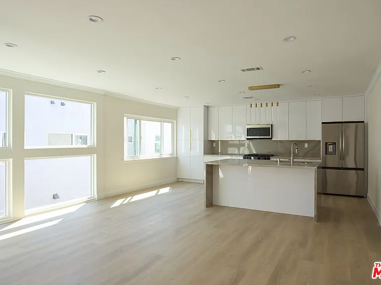 1223 23rd St #B — Photo 2