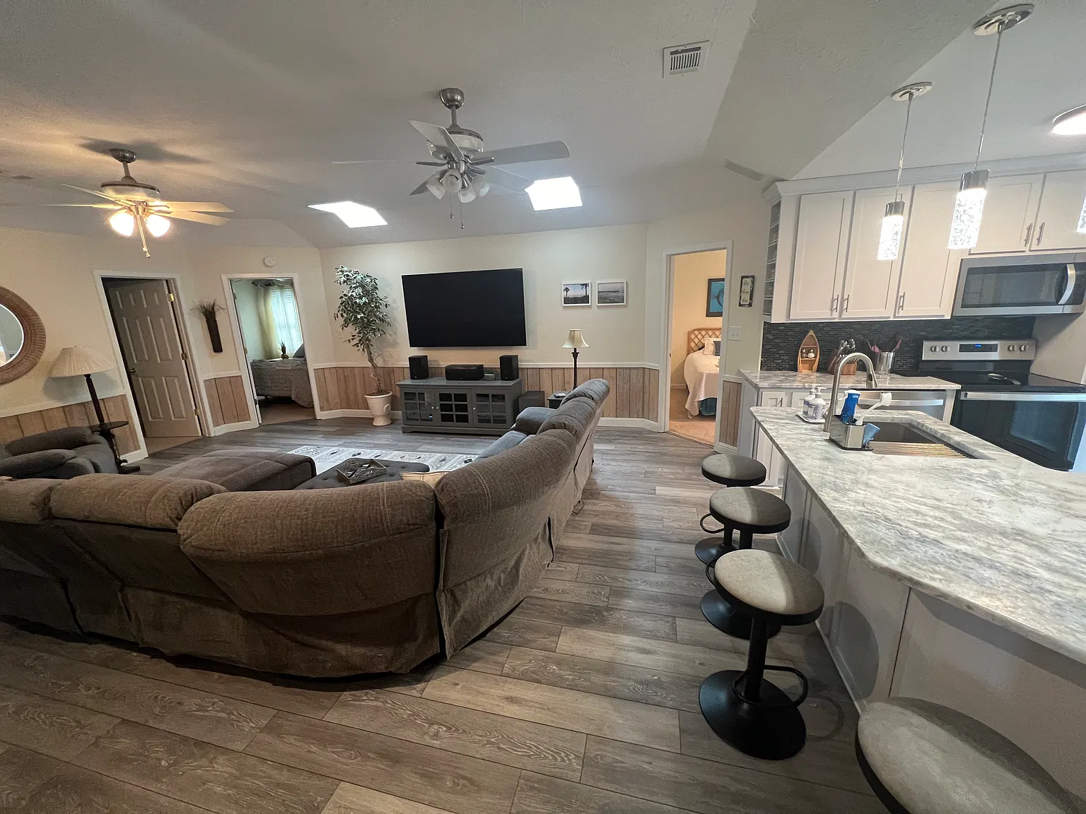 4 bed, 3.5 bath, 1475 sqft, $3,200 — Photo 2