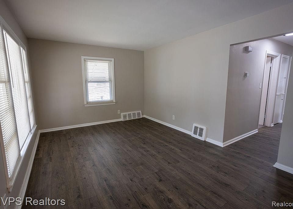 19309 Woodside St, photo 3