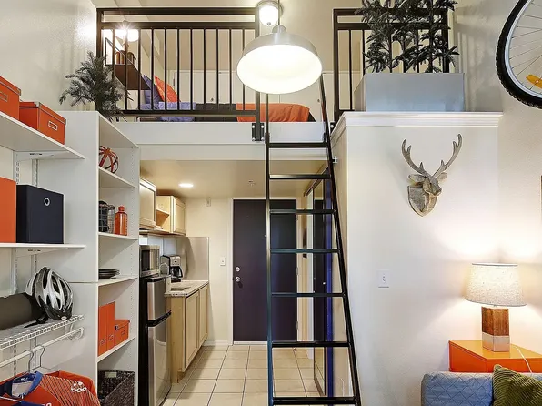 Convenient Apartments on Cap Hill!, 1305 E Mercer St APT 205, Seattle, WA 98102