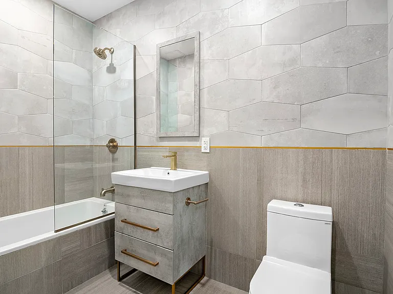 550 Van Buren St #2F — Photo 4