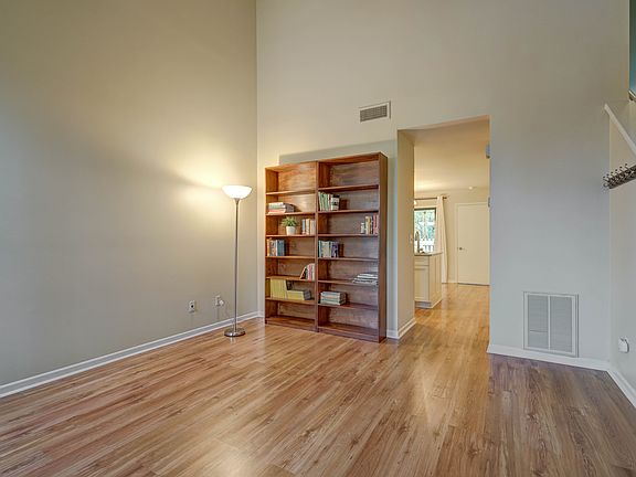 L/R view into Kitchen