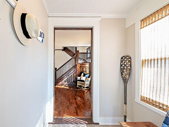 3rd image of 821 Wolcott Ave