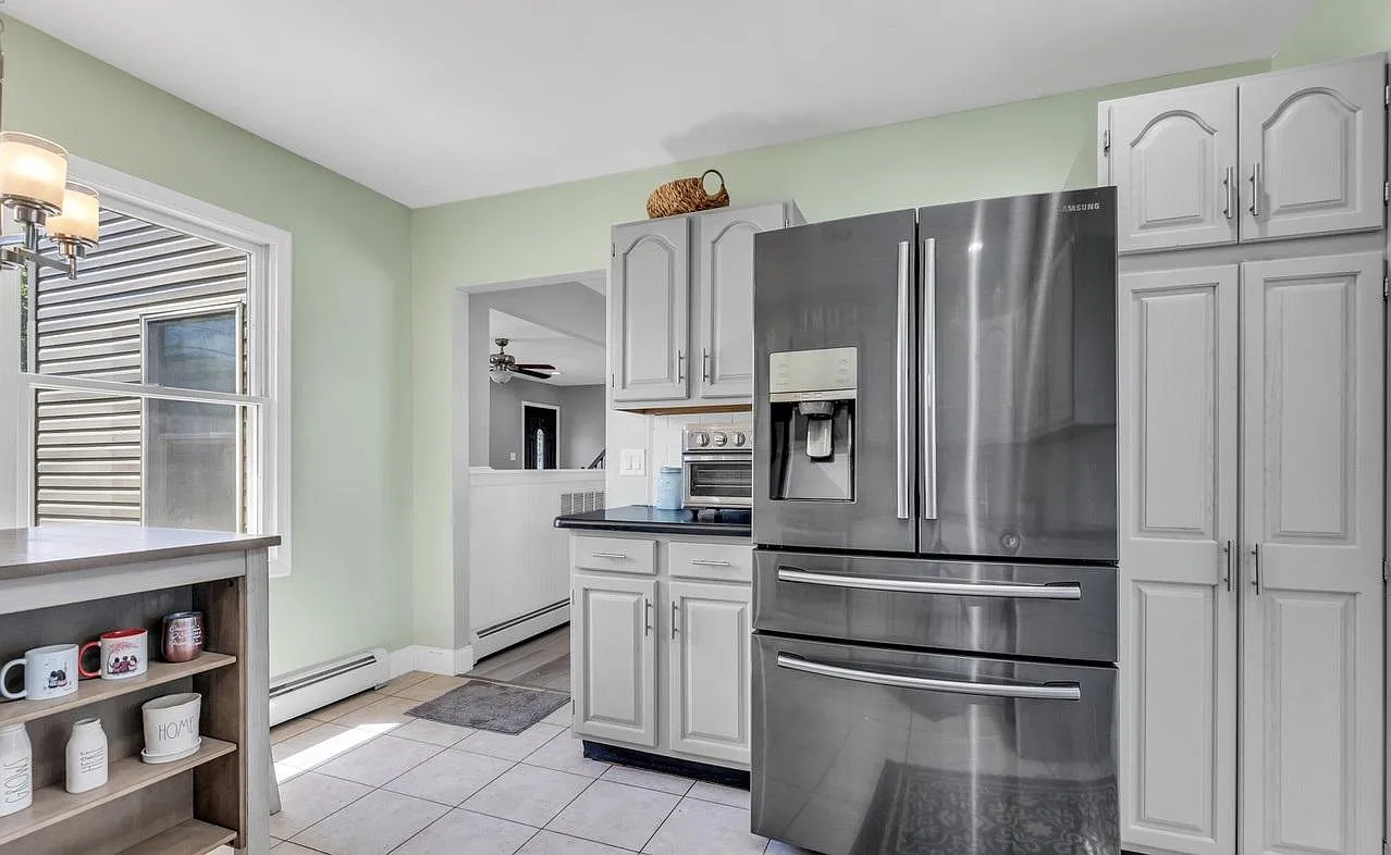 4 bed, 2400 sqft, $3,400 — Photo 4