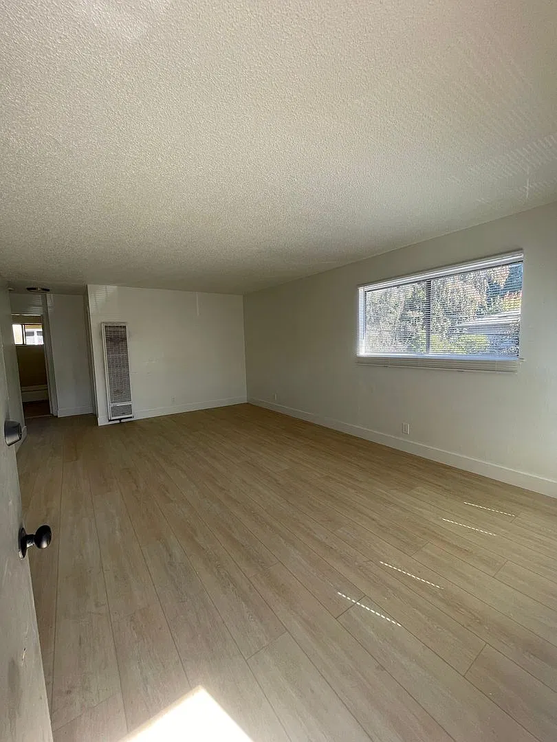 0537 - Francisco Ave. 1164 — Photo 2