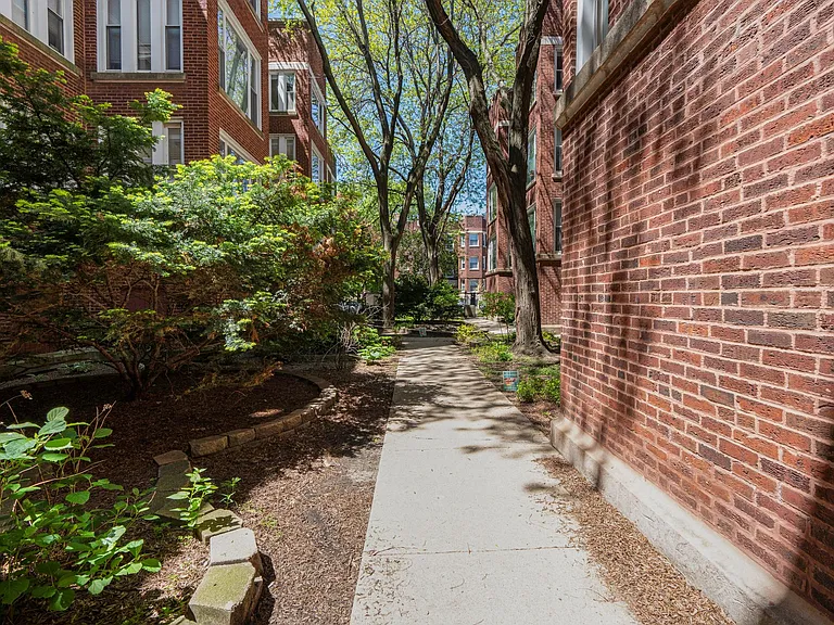 6565 N. Lakewood Renovated Rogers Park Apartments — Photo 8