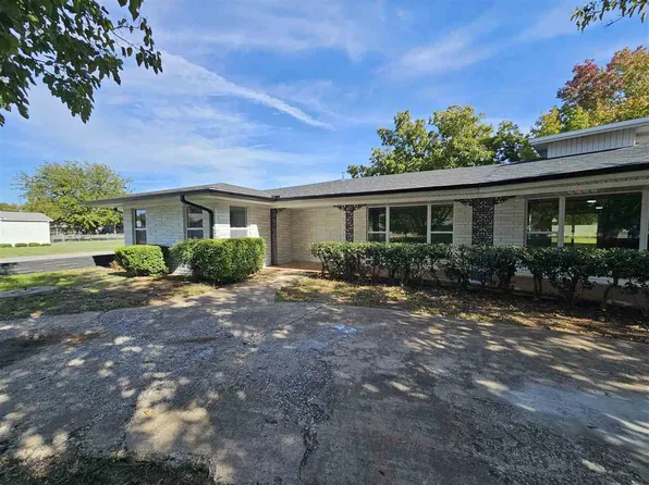 121 N 1st St, Walters, OK 73572