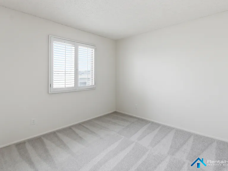 424 Oak St #330 — Photo 11