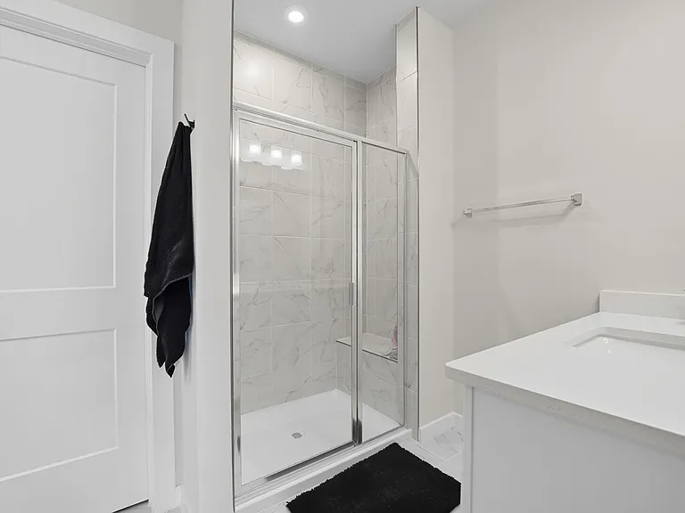 709 Thomas Ln #B — Photo 17