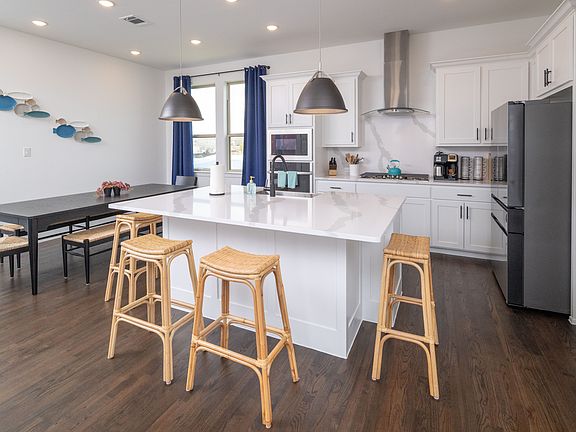 Fully stocked kitchen with plenty of room for the whole family!