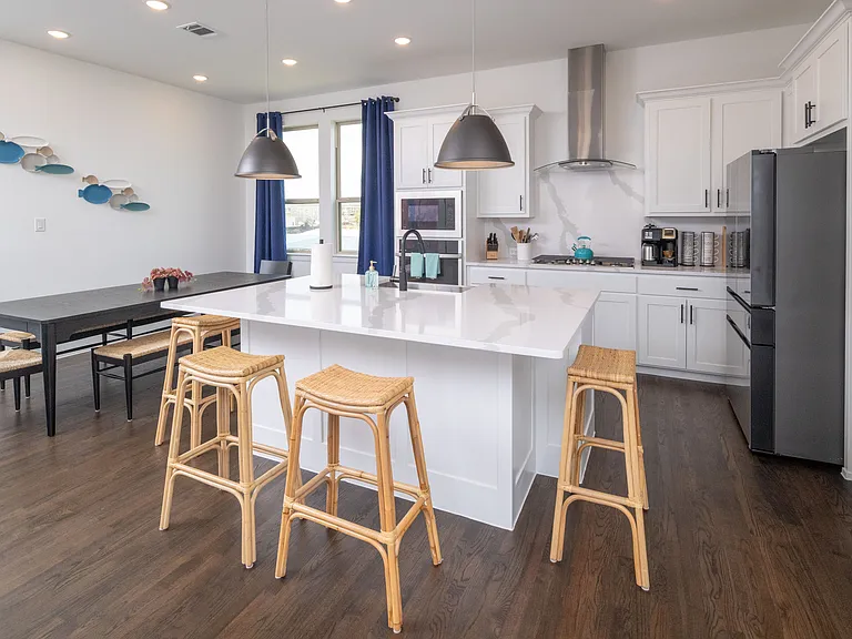 Fully stocked kitchen with plenty of room for the whole family!