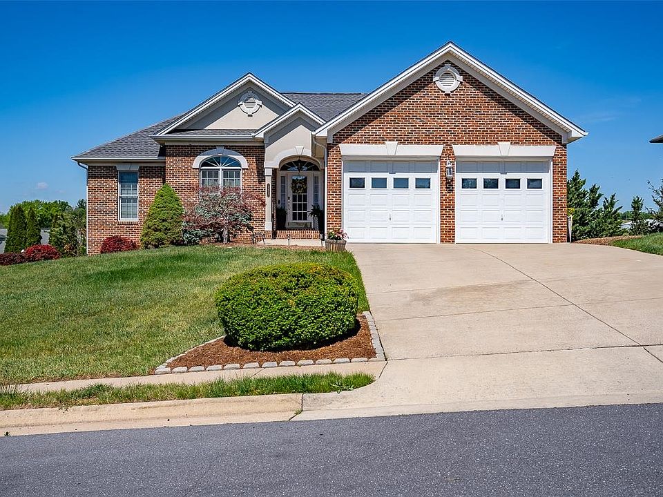 1st image of 121 Leonard Ct