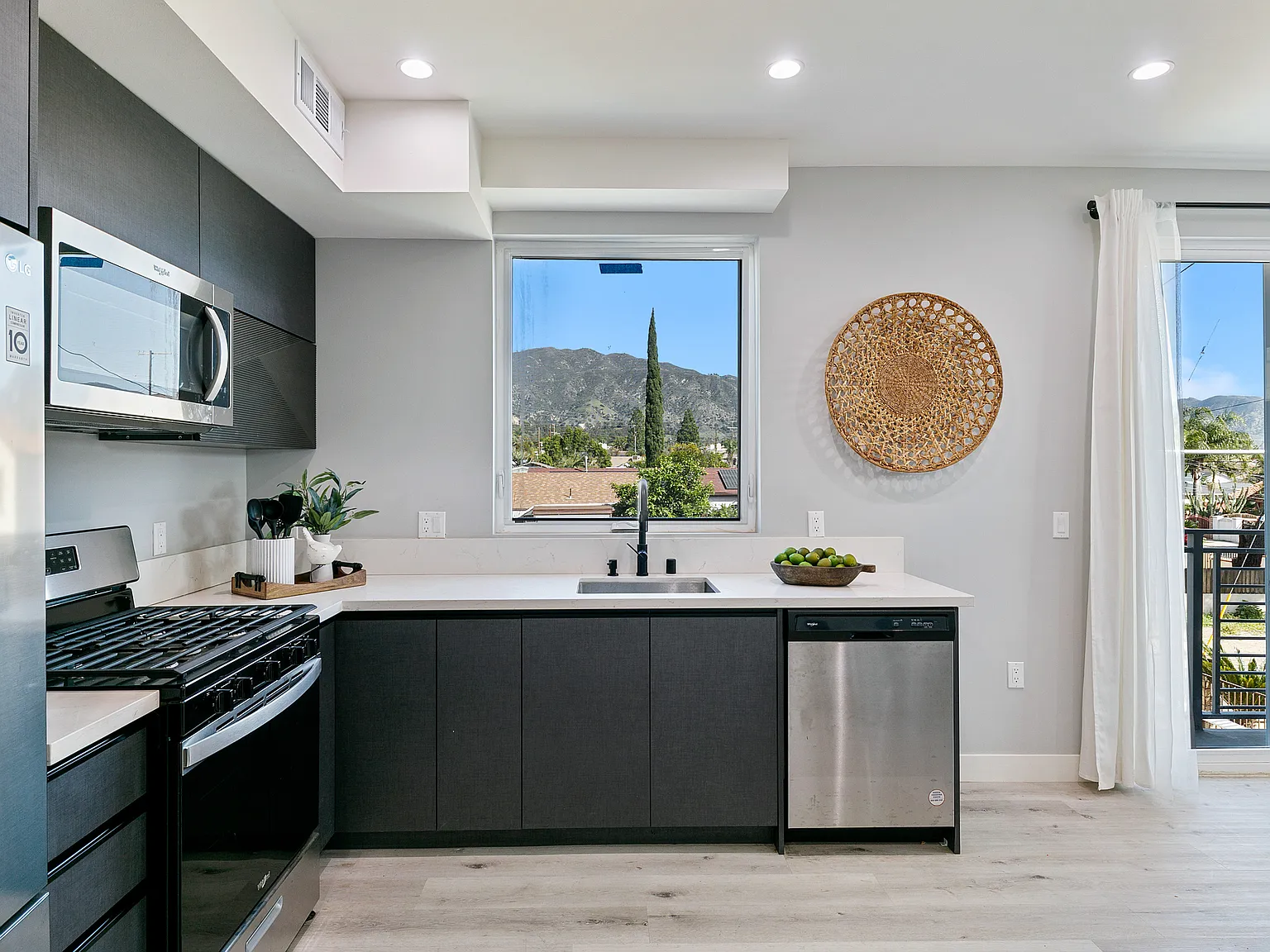 3 bed, $2,840 — Photo 3