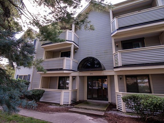 2nd image of 1216 Vfw Pkwy APT 44
