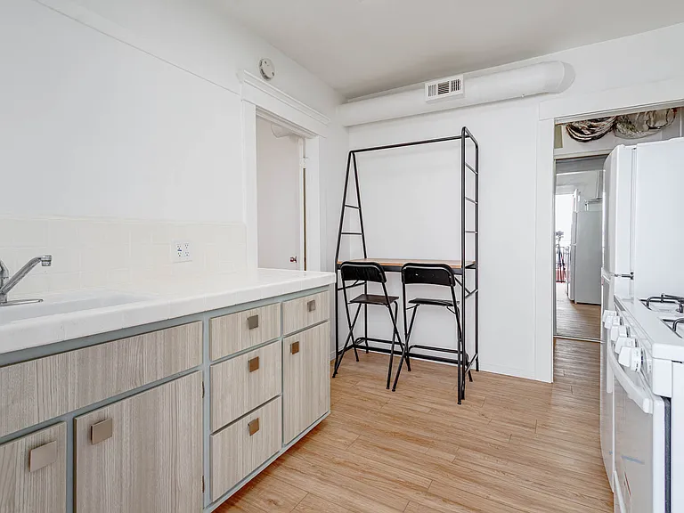 850 N Virgil Ave #B — Photo 17