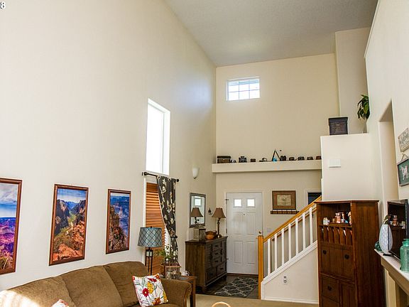 4th image of 1651 NE Parkside Dr