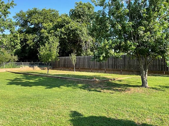 4th image of 310 Broadmoor Dr