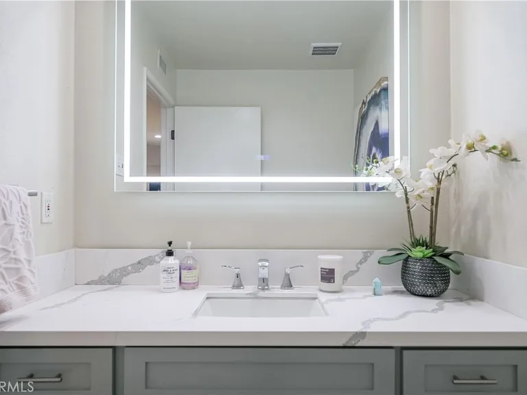 4425 Whitsett Ave — Photo 22
