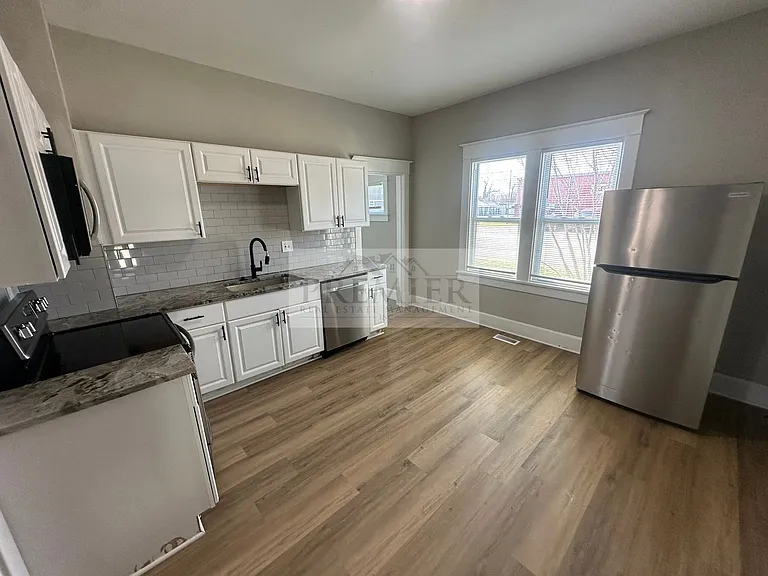 184 W North St — Photo 12