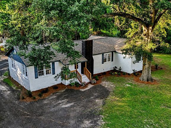 3rd image of 115 Lovers Lane Rd