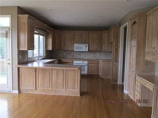 5th image of 428 NE Lakes Edge Dr