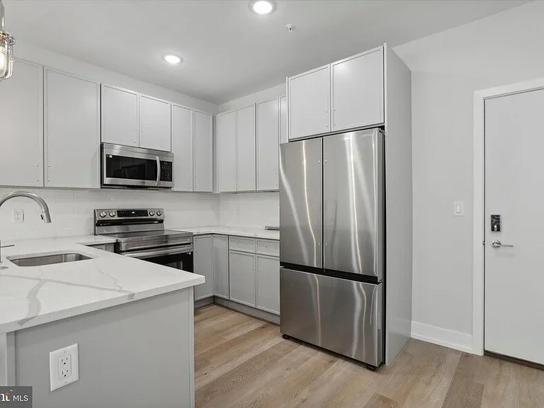 402 E Walnut Ln #3A — Photo 2