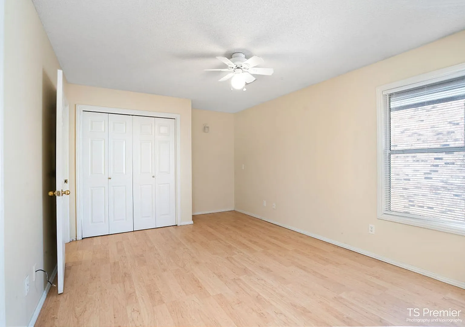 950 Lindell Ave — Photo 4