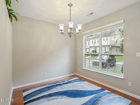 4th image of 10737 Prince Albert Way