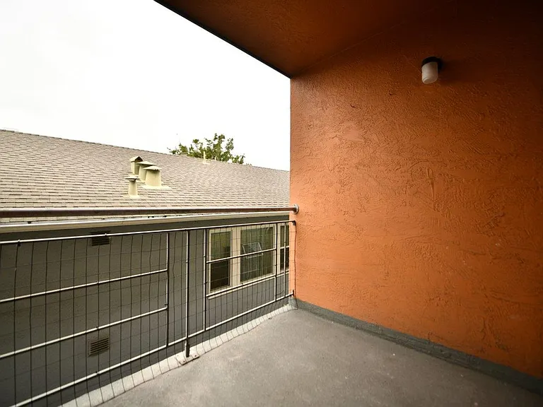 95 Linda Apartments — Photo 15