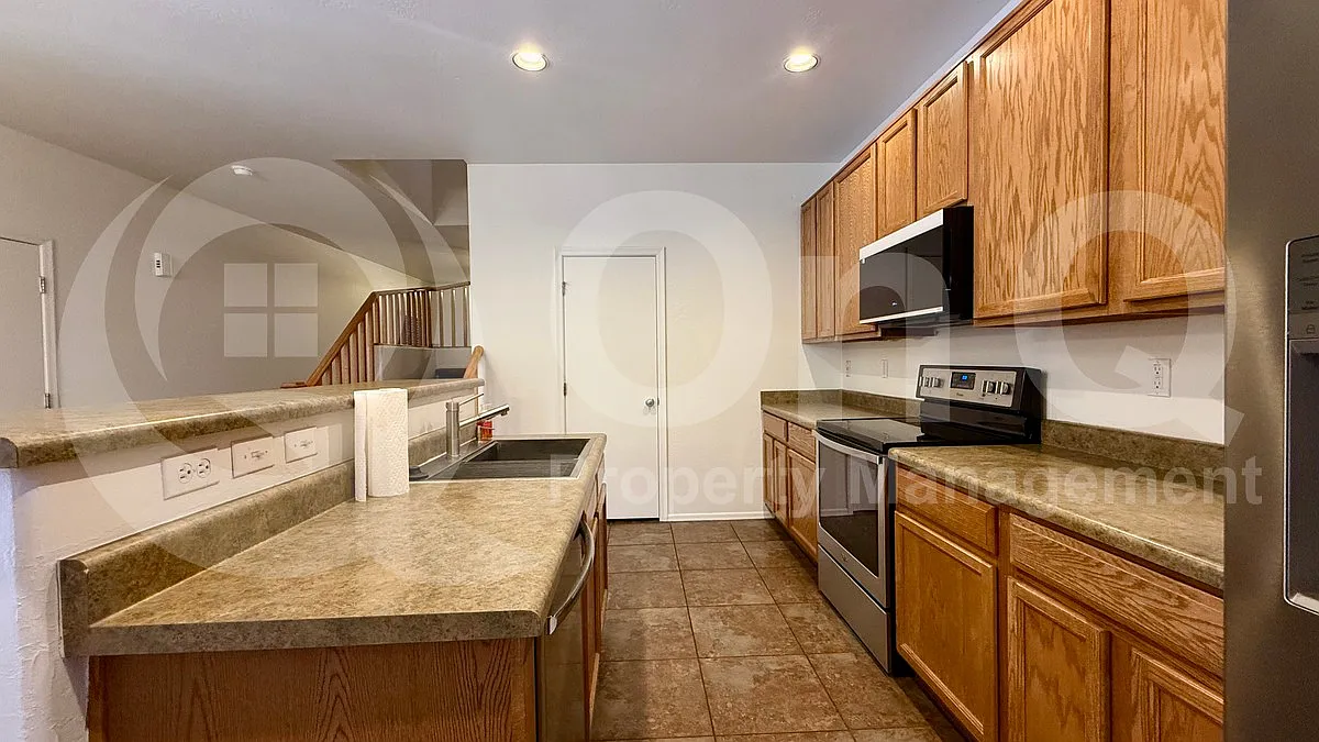 4 bed, 2.5 bath, 1892 sqft, $2,399 — Photo 2
