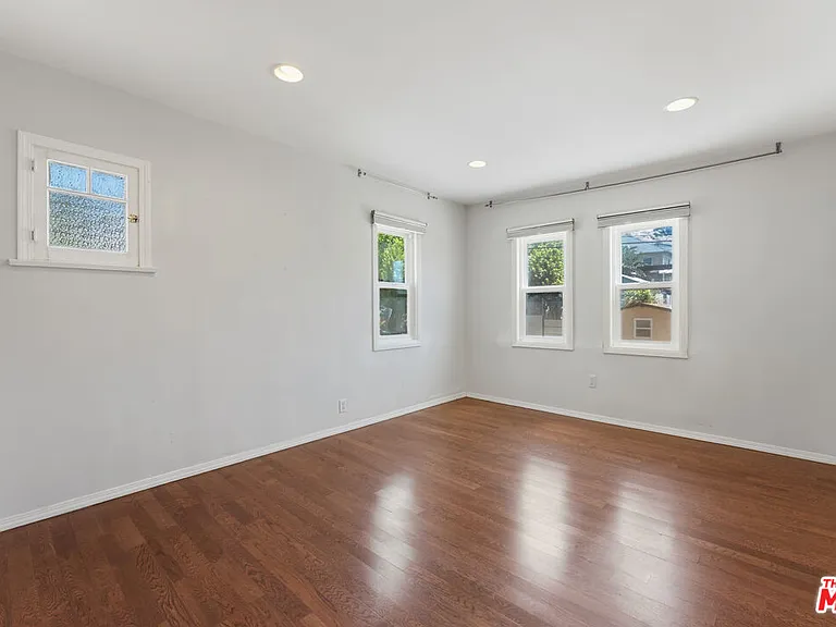 422 James St — Photo 14
