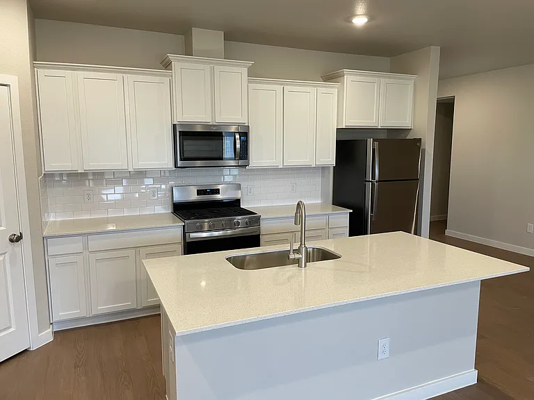 1405 Irigoyen St — Photo 4