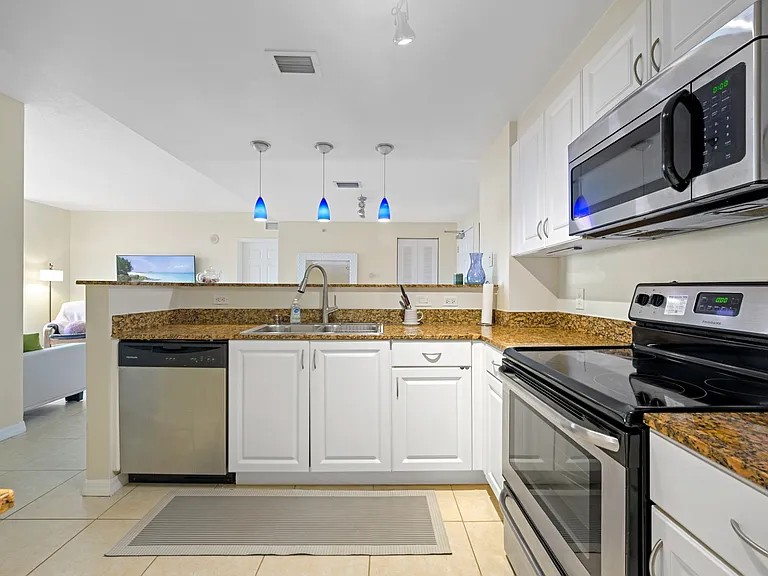 215 SW 42nd Ave #708 — Photo 7