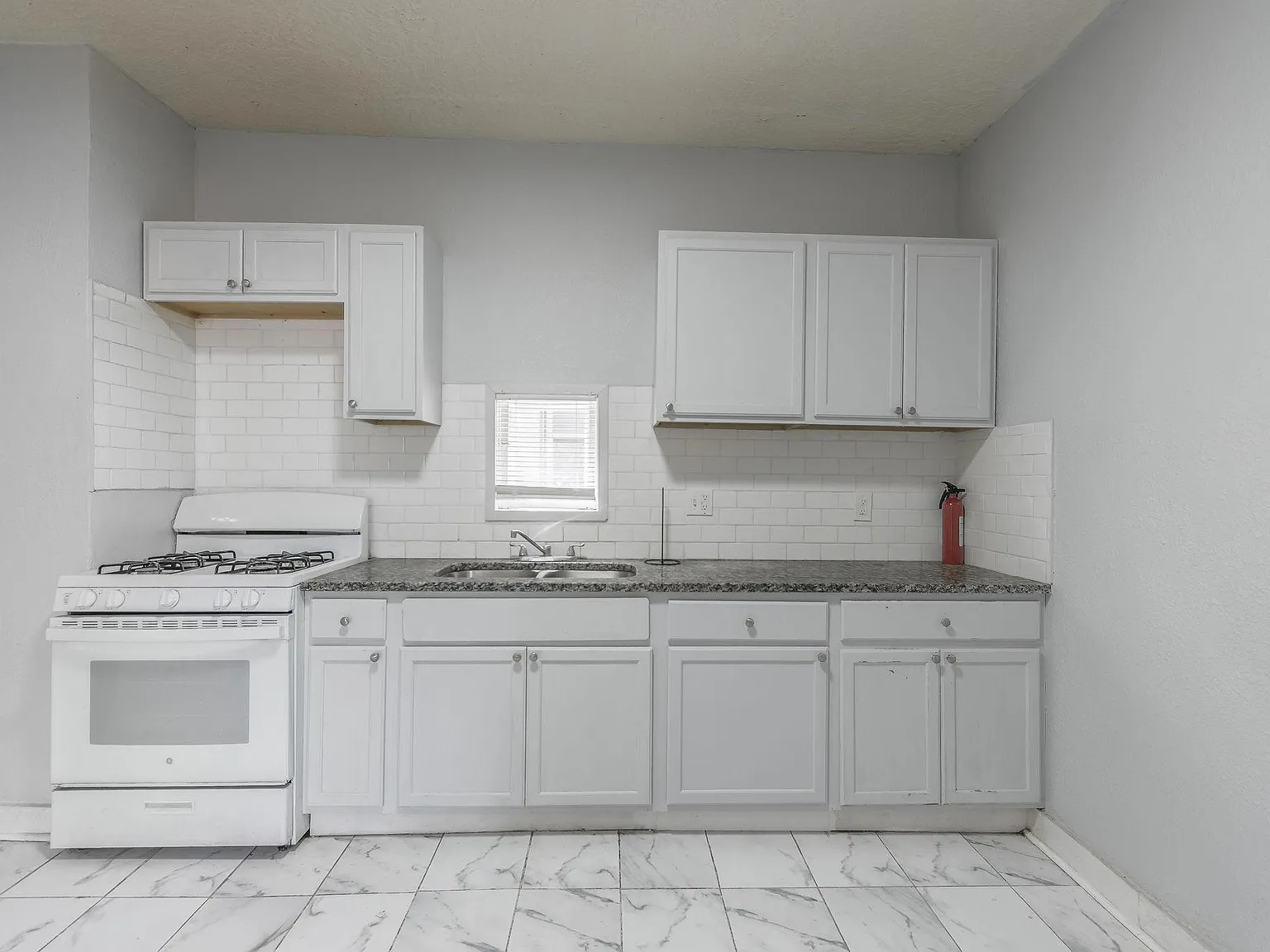 4 bed, 3.0 bath, 2461 sqft, $654 — Photo 2