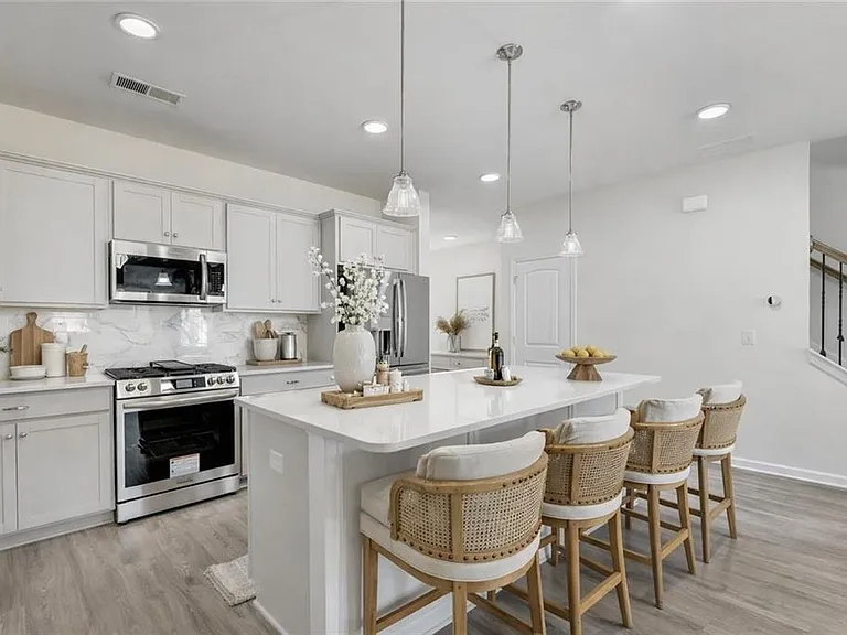 1123 Chastain Dr — Photo 4