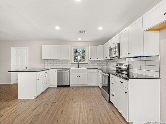 4th image of 2420 Dietz St