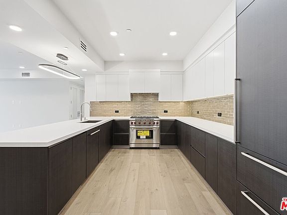 3rd image of 505 S Barrington Ave #202