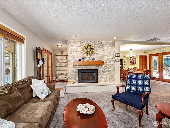 5th image of 541 Surfcrest Place NE