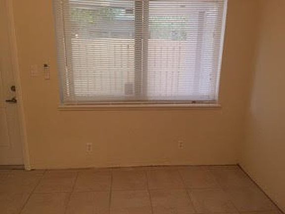 5th image of 823 SE 14th St APT 4