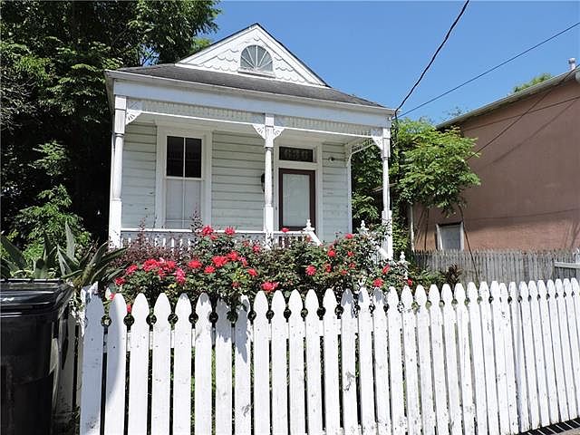 1st image of 636 Seguin St