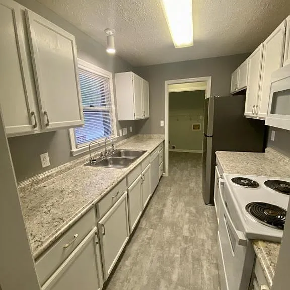5051 Waterford Dr — Photo 6