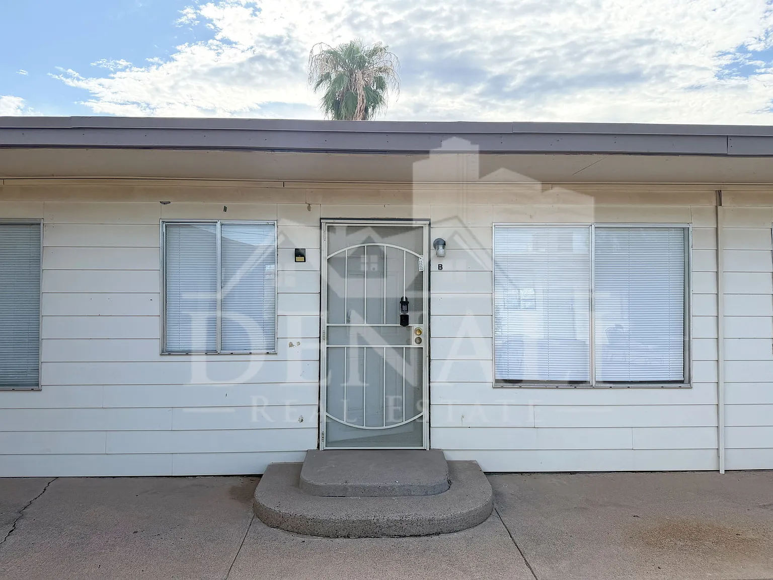 1211 W Apache Trl — Photo 2
