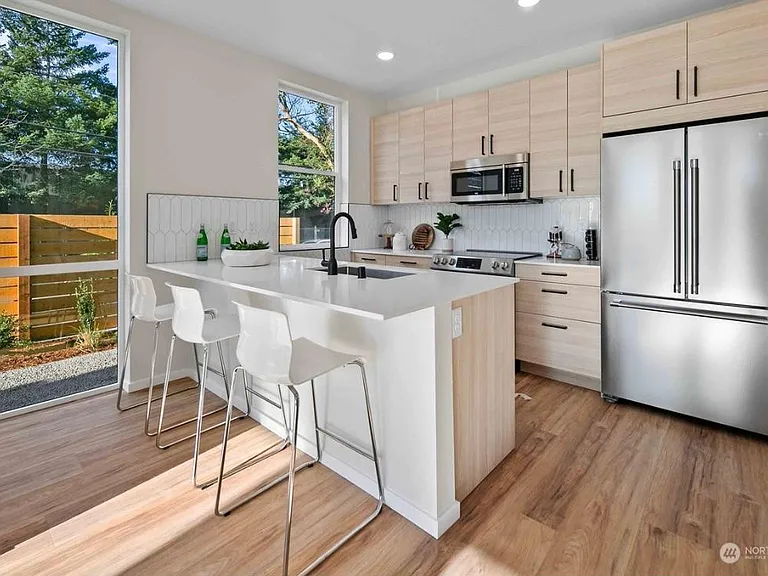 10042 Stone Ave N #B — Photo 8