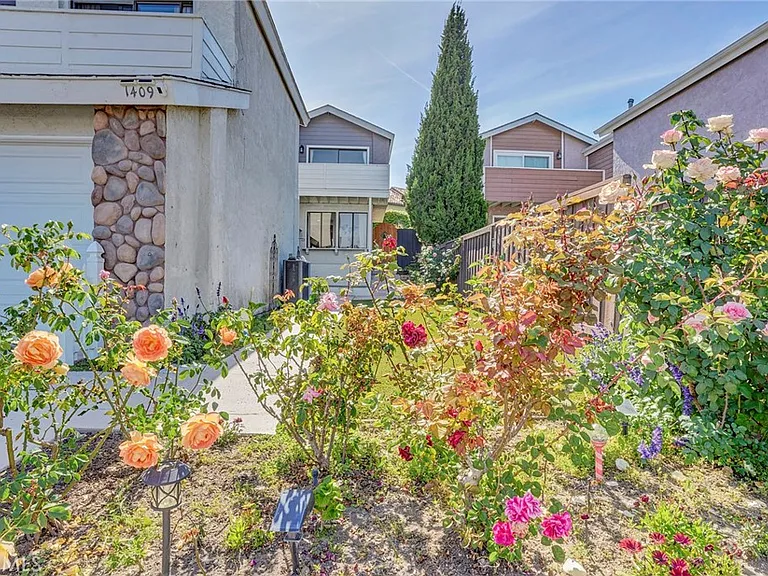 1409 Lakeside Ln — Photo 4