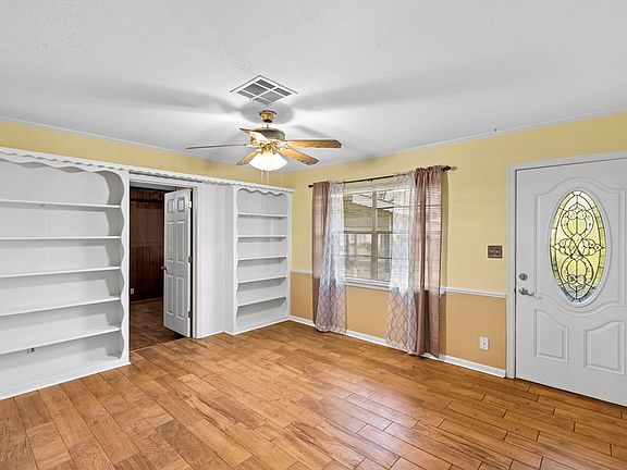 3rd image of 135 Meadowbrook Dr