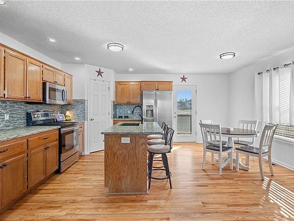 5th image of 521 SW Lakeview Dr